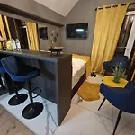 P6 Mini Light Black Apartamento